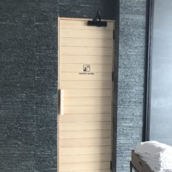 サウナ室　板戸